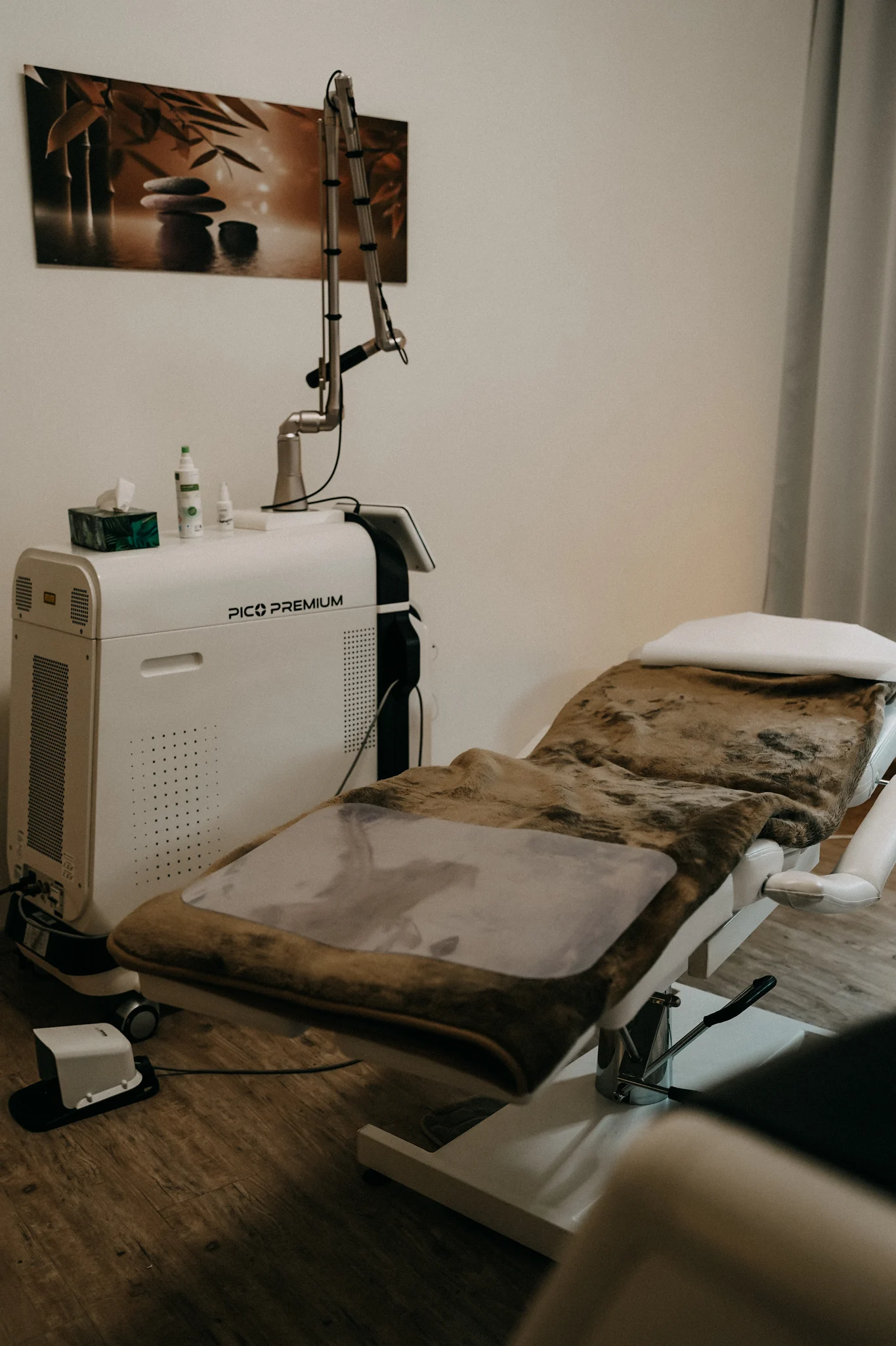 Weitere Ansicht eines Behandlungsraums der Praxis Laser Ästhetik Holzkirchen