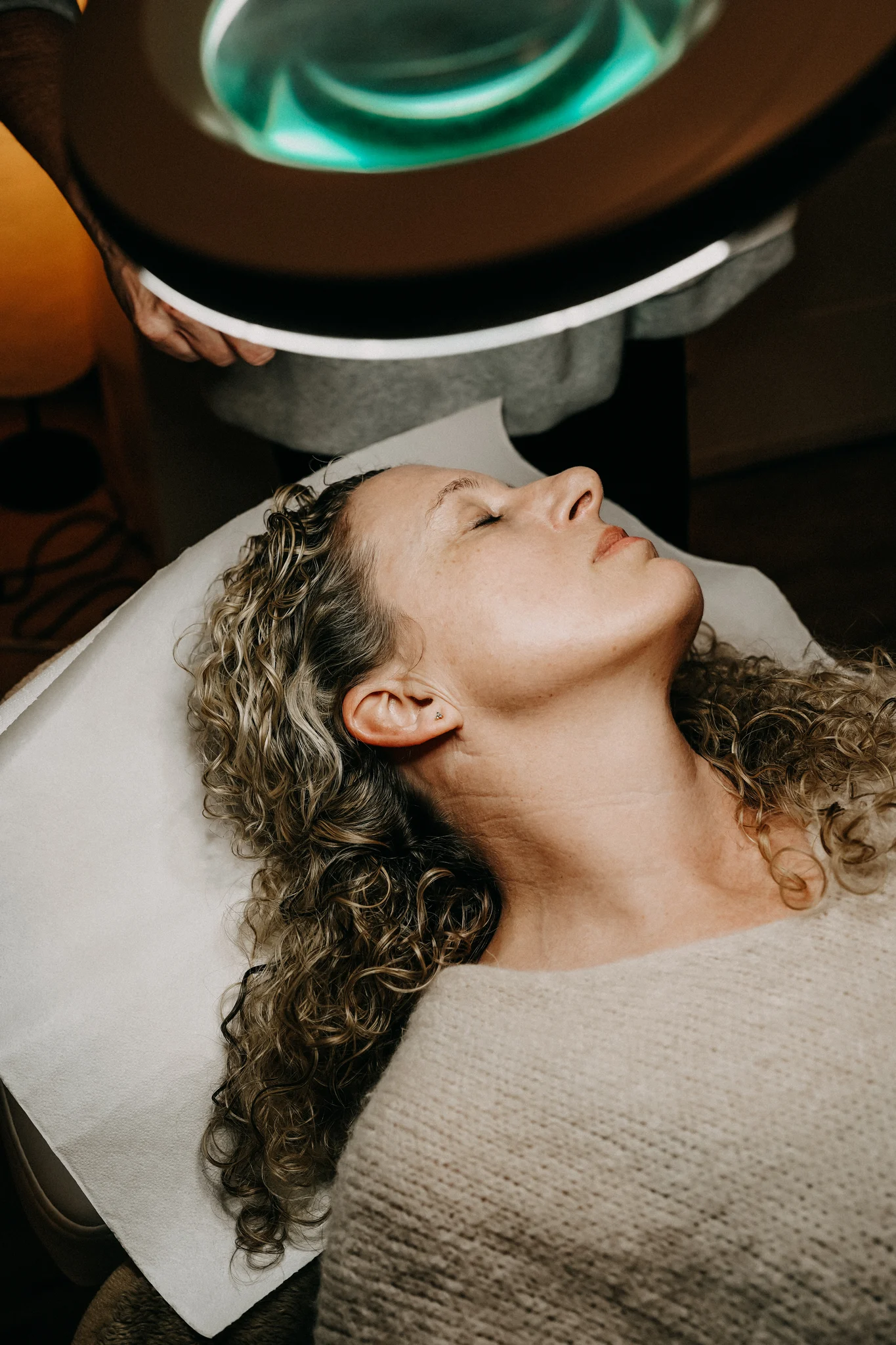 Patientin während einer ästhetischen Behandlung in der Praxis Laser Ästhetik Holzkirchen